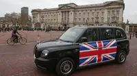 Taksi listrik, TX eCity diuji jalankan dekat Istana Buckingham di London, Inggris, Selasa (5/12). Taksi hitam bertenaga listrik tersebut disebut-sebut merupakan yang pertama di London. (AFP PHOTO / Daniel LEAL-OLIVAS)