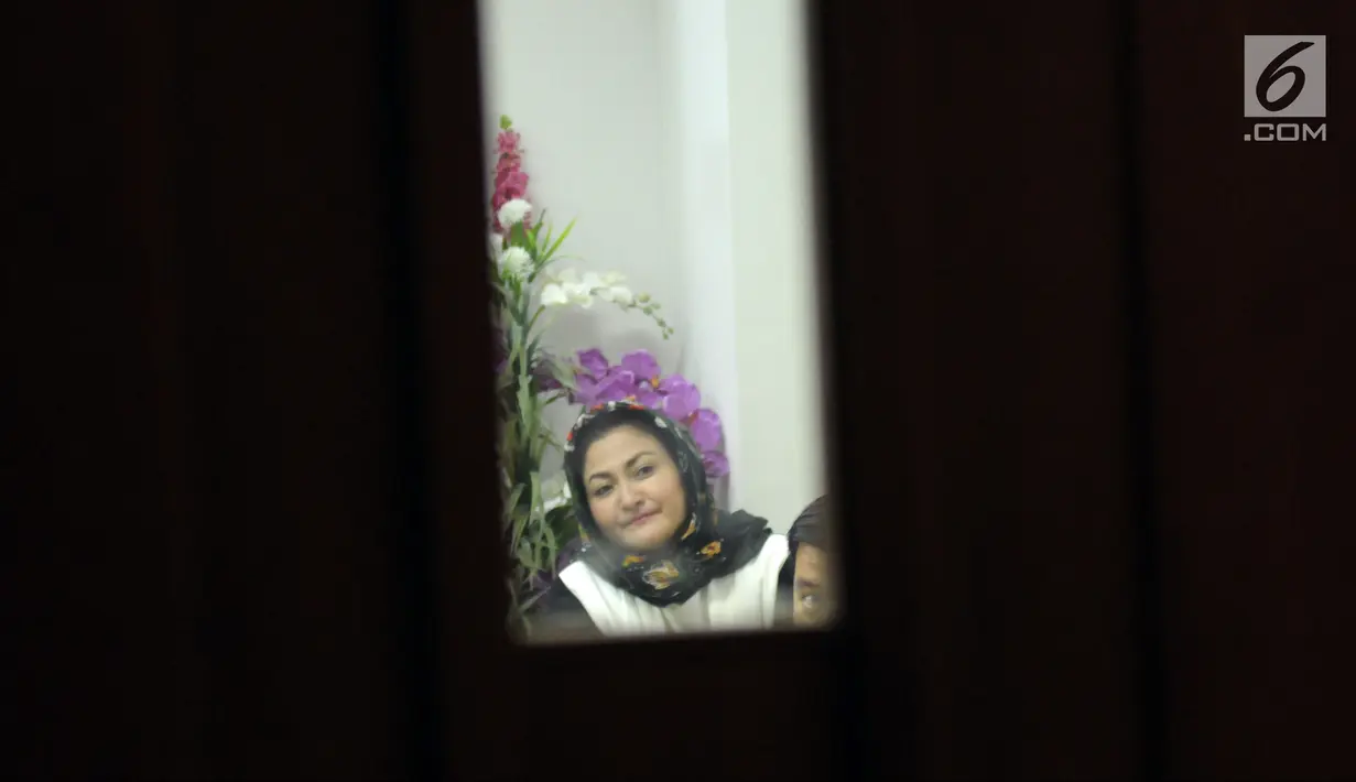 Deisti Astriani Tagor saat berada di ruang tunggu saksi jelang menjadi saksi pada sidang perkara merintangi penyidikan dugaan korupsi E-KTP dengan terdakwa Bimanesh Sutarjo di Pengadilan Tipikor, Jakarta, Senin (16/4). (Liputan6.com/Helmi Fithriansyah)