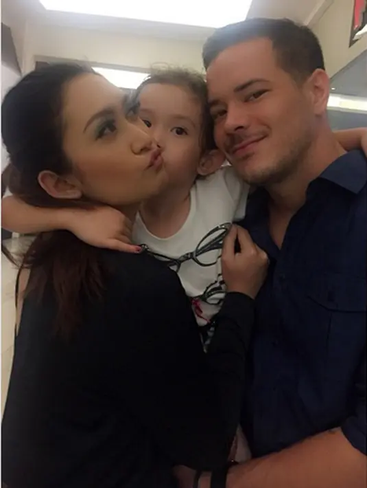 "Lebih kepada sudah tidak harmonis, tidak cocok, dan sudah tidak serumah. Intinya itu aja. Mereka udah sepakat untuk berpisah baik-baik, musyawarah, mufakat, sampai proses untuk hak asuh anak juga udah sepakat diasuh bersama," kata Sandy Arifin. 