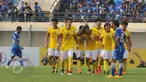 Maung Bandung harus angkat koper dari babak 16 besar AFC Cup 2015 usai dipermalukan 0-2 oleh Kitchee SC di Stadion Si Jalak Harupat, Bandung, Rabu (27/5/2015). Tampak Pemain Kitchee melakukan selebrasi usai mencetak gol. (Liputan6.com/Herman Zakharia)