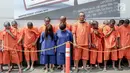 Para tersangka dihadirkan saat rilis penyelundupan narkoba jaringan Malaysia di Gedung BNN, Jakarta, Selasa (16/10). BNN berhasil menggagalkan penyelundupan 14,6 kg sabu dan 63.573 ekstasi dari 4 kasus berbeda. (Liputan6.com/Immanuel Antonius)