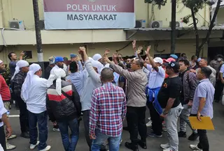 keluarga korban pemnganiayaan anggota TNI AL geruduk Polres Depok. (Liputan6.com/Dicky Agung Prihanto)