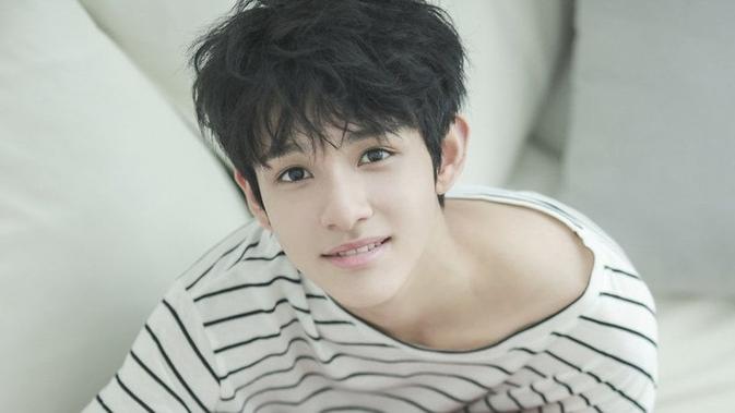 Meskipun mencuri perhatian di acara Produce 101, akan tetapi perjuangan Kim Samuel harus kandas di tengah jalan. Namun berkat kerja kerasnya, ia berhasil debut dengan lagunya yang berjudul Sixteen. (Foto: Soompi.com)