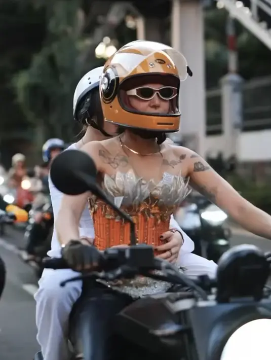 Poppy pun tampil keren di atas motornya dengan kebaya yang ia kenakan. Credit: Instagram  (@popsovia)