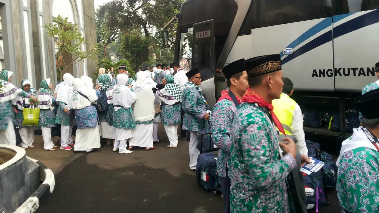 Jemaah haji embarkasi Jakarta mulai berangkat ke Tanah Suci