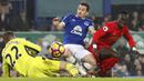 Penyerang Liverpool, Sadio Mane, berusaha berebut bola dengan bek sayap Everton, Leighton Baines. Gol kemenangan Liverpool yang dicetak Sadio Mane baru terjadi pada menit ke-90+4. (Reuters/Carl Recine)