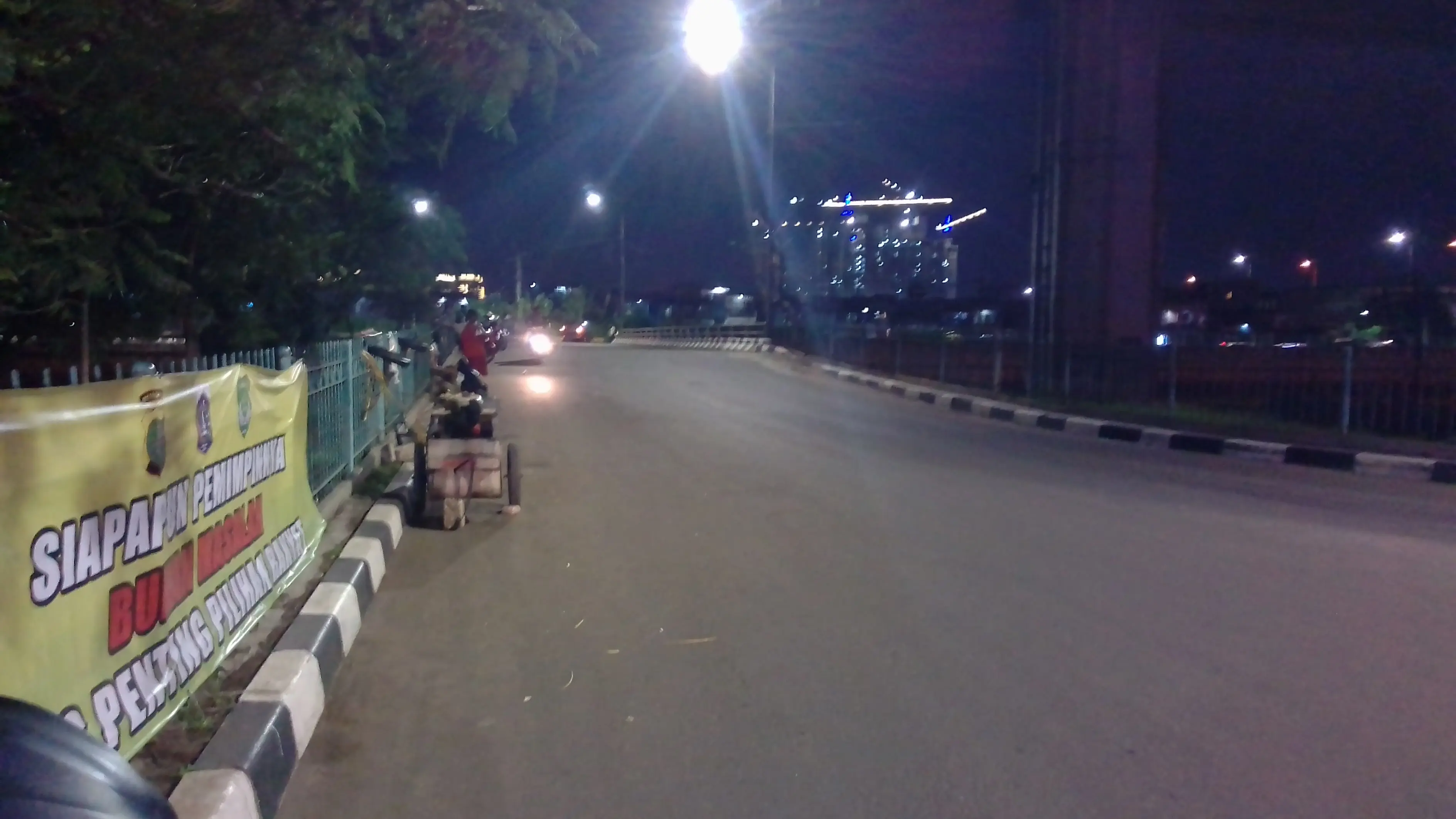 Jembatan Item Jakarta di malam hari