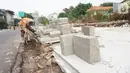 Pekerja mengerjakan proyek revitalisasi trotoar di kawasan Kemang, Jakarta, Kamis (31/10/2019). Revitalisasi trotoar Kemang yang ditargetkan rampung pada November 2019 ini untuk memaksimalkan kenyamanan pejalan kaki dan mendongkrak aktivitas ekonomi di kawasan tersebut. (Liputan6.com/Angga Yuniar)