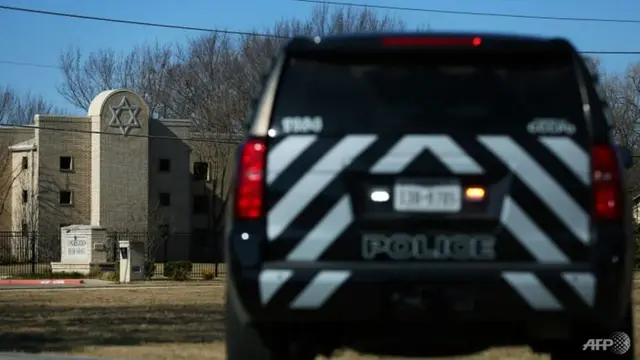 Kendaraan polisi berada di luar Sinagoge Jemaat Beth Israel di Colleyville, Texas, sekitar 40 km barat Dallas pada 16 Januari 2022. (AFP/ Andy Jacobsohn)