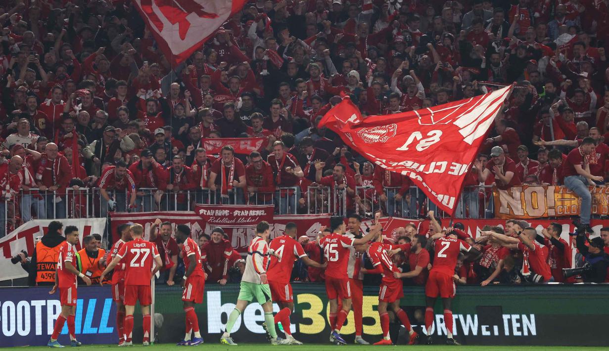 Di pertandingan lainnya, Bayern Munchen sukses melangkah ke semifinal Liga Champions 2025/2026 usai menyingkirkan Real Madrid lewat kemenangan 4-3 dalam duel di Allianz Arena, Kamis (16/4/2026) dini hari WIB. Tampak dalam foto, para pemain FC Bayern Munchen merayakan kemenangan bersama para penggemar setelah memenangkan pertandingan leg kedua perempat final Liga Champions 2025/2026 melawan Real Madrid di Allianz Arena, Jerman Selatan, pada Rabu 15 April 2026 waktu setempat atau Kamis (16/4/2026) dini hari WIB. (Karl-Josef HILDENBRAND/AFP)
