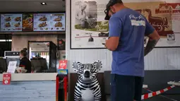 Patung koala terlihat di sebuah restoran di Port Macquarie, New South Wales, Australia (9/10/2020). Sebuah acara bertajuk Hello Koalas Sculpture Trail 77 patung koala di berbagai lokasi dalam radius 10 km, digelar di kota pesisir tersebut untuk menarik wisatawan. (Xinhua/Bai Xuefei)