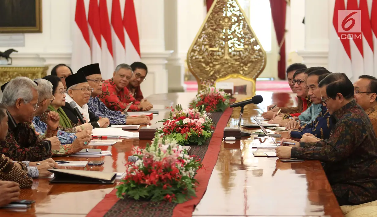 Presiden Jokowi menerima kedatangan anggota Badan Pembinaan Ideologi Pancasila (BPIP) di Istana Merdeka, Jakarta, Kamis (22/3). BPIP adalah badan yang sebelumnya bernama Unit Kerja Presiden Bidang Pemantapan Ideologi Pancasila. (Liputan6.com/Angga Yuniar)