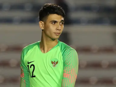 Kiper Timnas Indonesia U-22, Nadeo Argawinata, mengamati rekannya saat melawan Singapura U-22 pada laga SEA Games 2019 di Stadion Rizal Memorial, Manila, Kamis (28/11). Indonesia menang 2-0 atas Singapura. (Bola.com/M Iqbal Ichsan)