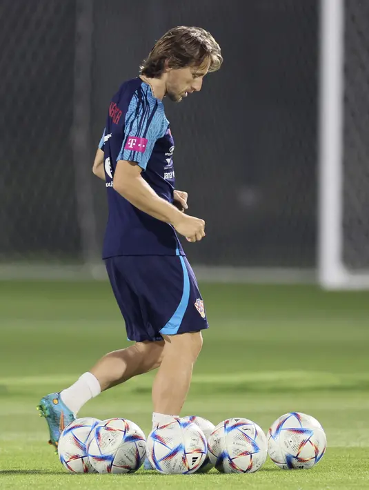 Gelandang Kroasia #10 Luka Modric mengambil bagian dalam sesi latihan jelang bertemu Brasil pada perempat final Piala Dunia 2022, di Al Erssal Training Site 3 di Doha, Kamis (7/12/2022). Timnas Kroasia bakal berjumpa Tim Samba usai mengalahkan Jepang dalam babak 16 besar via adu penalti setelah sebelumnya bermain imbang 1-1. (JACK GUEZ / AFP)