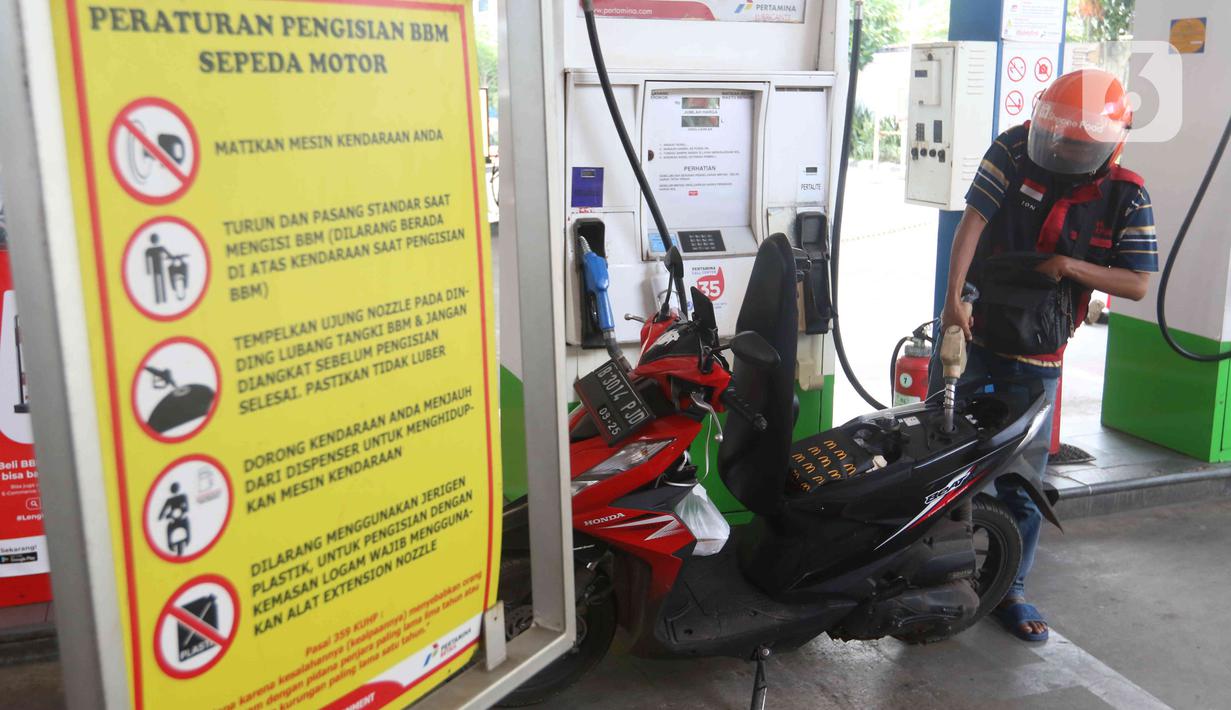 Pengendara motor mengisi bahan bakar di SPBU kawasan Jakarta, Senin (27/12/2021). Pemerintah berencana untuk menghapus Bahan Bakar Minyak (BBM) jenis Premium dan Pertalite dari peredaran secara bertahap dalam rangka peralihan penggunaan energi bersih. (Liputan6.com/Angga Yuniar)