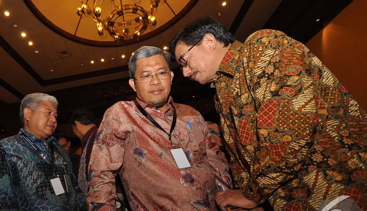 Gubernur Jawa Barat Ahmad Heryawan (tengah) berbincang dengan Menteri Agraria dan Tata Ruang Drs. Ferry Mursyidan Baldan (kanan) di acara Konferensi Nasional Pemberantasan Korupsi 2014, Jakarta, Selasa (2/12/2014). (Liputan6.com/Miftahul Hayat)