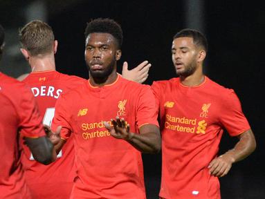 Pemain Liverpool, Daniel Sturridge (tengah) merayakan golnya ke gawang Burton Albion pada putaran kedua piala Liga Inggris di Pirelli Stadium, Burton-on-Trent, (24/8/2016) dini hari WIB.  (AFP/Oli Scarf)