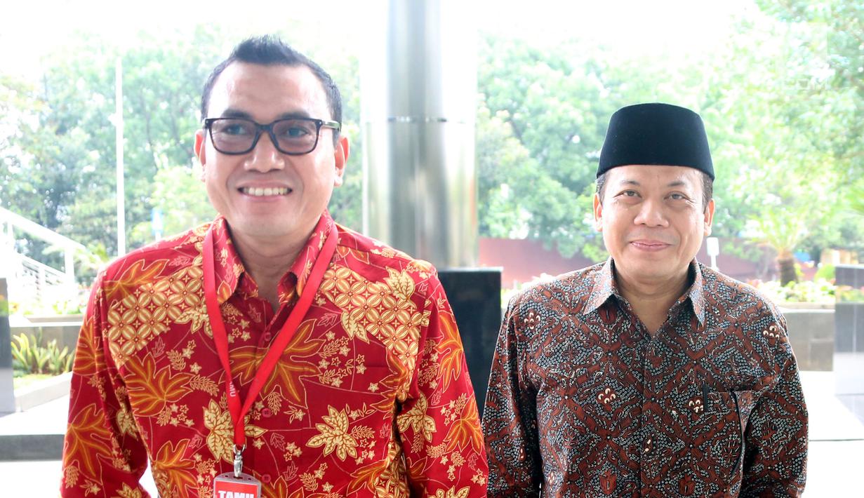 Wakil Ketua DPR Bidang Keuangan Taufik Kurniawan (kanan) tiba di Gedung KPK, Jakarta, Jumat (2/11). Taufik menjalani pemeriksaan perdana pascaditetapkan sebagai tersangka oleh KPK. (Merdeka.com/Dwi Narwoko)