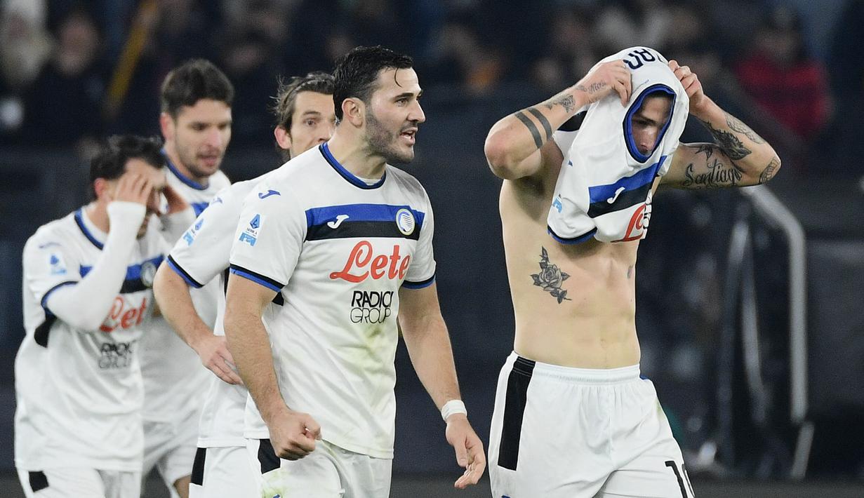 Pemain Atalanta, Nicolo Zaniolo, tampak emosional setelah mencetak ke gawang AS Roma pada laga Serie A di Stadio Olimpico, Selasa (3/12/2024) dini hari WIB. (AFP/Filippo Monteforte)