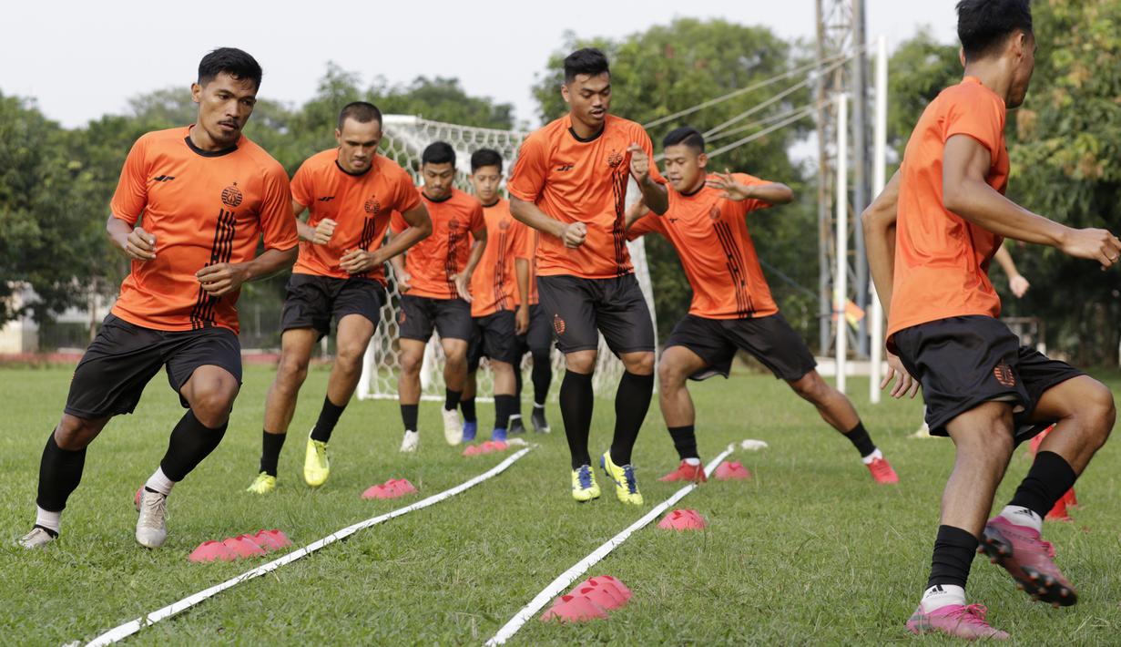 Pemain Persija Jakarta saat melakukan latihan di Lapangan Sutasoma, Jakarta, Jumat (17/1/2020). Gelandang Timnas Indonesia ini menjadi rekrutan baru Macan Kemayoran untuk mengarungi Liga 1 musim depan. (Bola.com/M Iqbal Ichsan)
