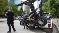 Petugas membawa motor Stuntwoman yang mengalami kecelakaan saat syuting film "Deadpool 2" di set, di Vancouver, BC, (14/8). Stuntwoman yang diketahui bernama SJ Harris meninggal saat mengendarai motor. (Darryl Dyck / The Canadian Press via AP)