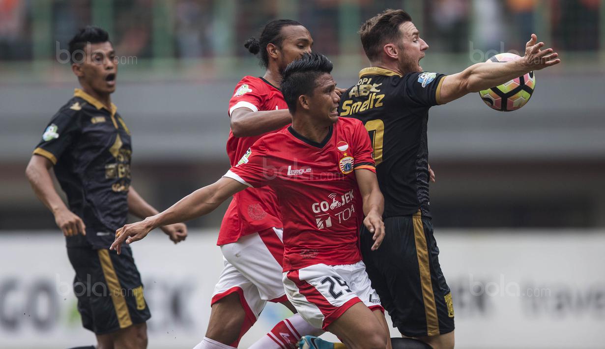 Gelandang Persija, Sandi Sute, berebut bola dengan gelandang Borneo FC, Shaun Smeltz, pada laga Liga 1 di Stadion Patriot Bekasi, Jawa Barat, Minggu (16/7/2017). Persija menang 1-0 atas Borneo FC. (Bola.com/Vitalis Yogi Trisna)