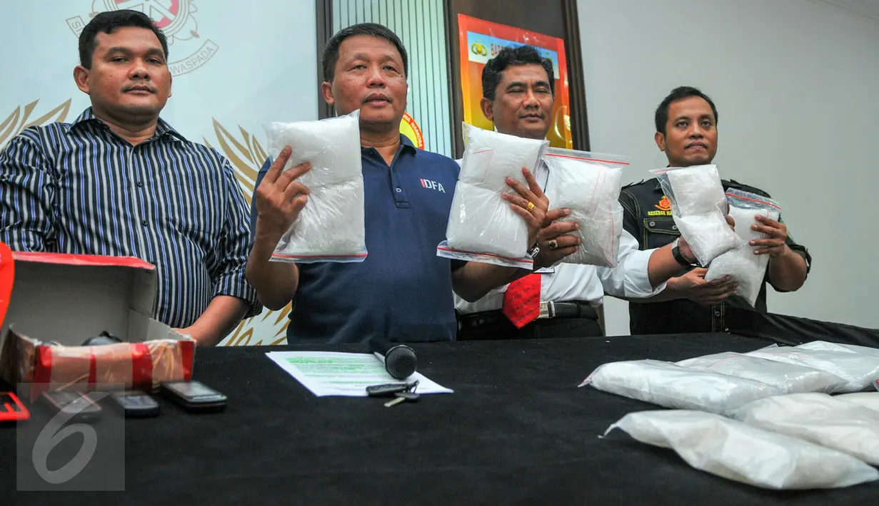 Dirtipid Narkotika Polri berhasil mengungkap sindikat internasional narkotika jenis sabu yang dikendalikan oleh napi lapas di Jawa Tengah, saat rilis kasus di Jakarta, Rabu (13/4). (Liputan6.com/Yoppy Renato)