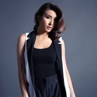 Tyas menjawab beberapa tuduhan yang mengarah padanya dari pemilik akun itu. "@meriaulfah hahaha keliatan nya lugu? Mba pernah liat langsung saya melakukan tindakan apa emang? Sbelum ngomong ngga mikir yaa tadi?" tulis Tyas. (Galih W. Satria/Bintang.com)