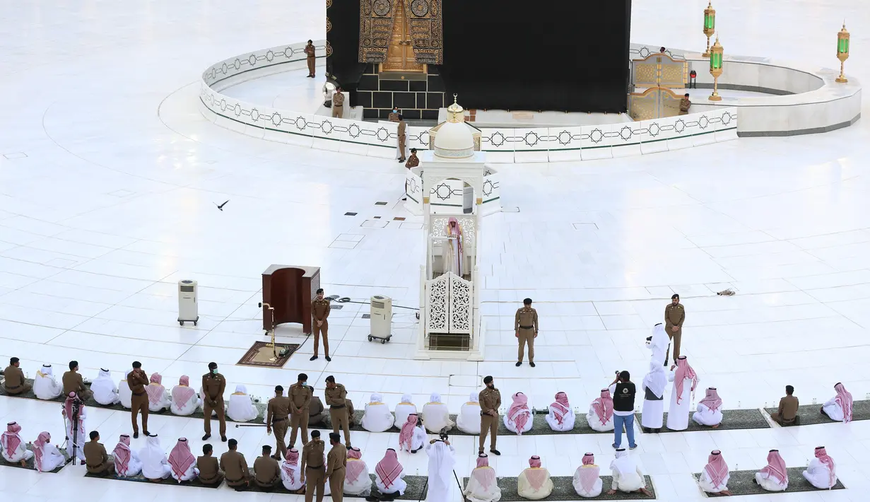 Imam menyampaikan khotbah saat pelaksanaan salat Idul Fitri di Masjidil Haram, Mekah, Arab Saudi, Minggu (24/5/2020). Salat Idul Fitri tetap digelar di Masjidil Haram dan Masjid Nabawi namun dengan jemaah terbatas. (AFP)