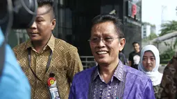 Panitera Mahkamah Konstitusi Kasianur Sidauruk menjawab pertanyaan wartawan usai diperiksa di Gedung KPK Jakarta, Jumat (9/3). Kasianur Sidauruk diperiksa terkait kasus sengketa pilkada di MK pada tahun 2013. (Liputan6.com/Herman Zakharia)