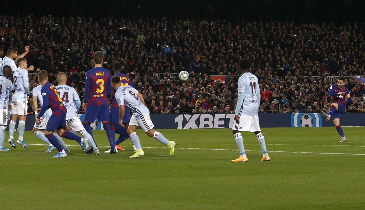Penyerang Barcelona, Lionel Messi (kanan) melakukan tendangan bebas saat bertanding melawan Celta Vigo pada pertandingan lanjutan La Liga Spanyol di stadion Camp Nou (9/11/2019). Barcelona menang telak 4-1 atas Vigo. (AP Photo/Joan Monfort)