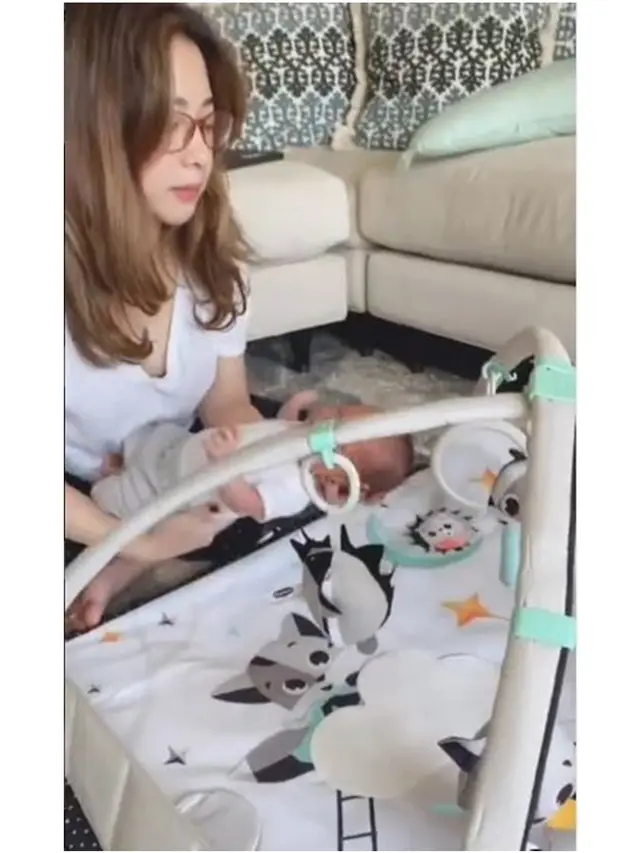 6 Potret Nikita Willy Urus Baby Izz Tanpa Pengasuh, Cara Duduknya Jadi Sorotan