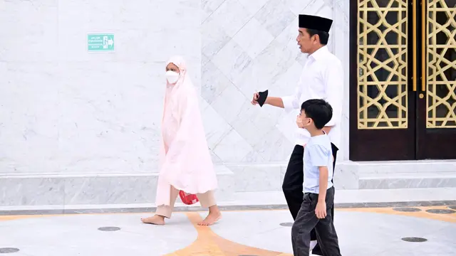 Jokowi Sholat Dhuha di Masjid Sheikh Zayed
