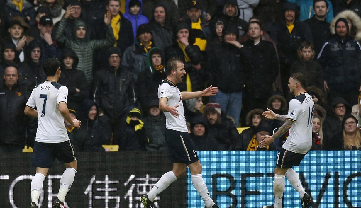 Para pemain Tottenham merayakan gol  Harry Kane saat melawan Watford pada laga Premier League di Vicarage Road, (1/1/2017). Spurs menang 4-1. (Action Images via Reuters/Paul Childs) 