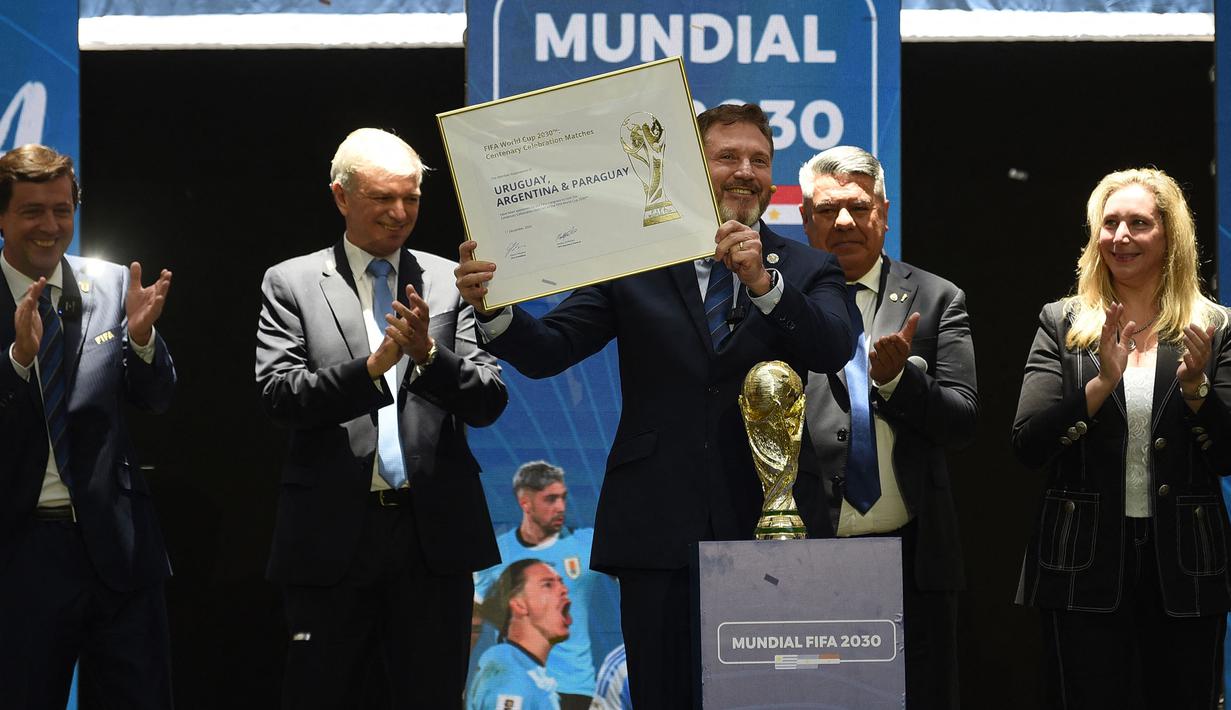 Presiden Paraguay, Alejandro Dominguez (tengah) memegang sertifikat yang mengesahkan Argentina, Paraguay, dan Uruguay sebagai negara tuan rumah Piala Dunia FIFA 2030 selama Kongres virtual FIFA di Luque, Paraguay pada 11 Desember 2024. (AFP/Daniel Duarte)