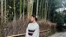 Seolah-olah menjadi bagian dari lukisan yang hidup, kecantikan Maria Theodore dalam kimono Jepang membawa nuansa magis yang tak terlupakan di tengah keindahan alam Kyoto.  (Liputan6.com/IG/@mariatheodoree)