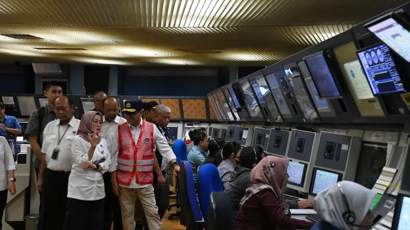 Menteri Perhubungan Budi Karya Sumadi saat meninjau penanganan penumpang pesawat pada arus balik di Bandara Soekarno Hatta, Selasa (25/4) atau H+2 Lebaran.
