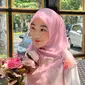 Meski sering pakai gamis, gayanya tetap memesona. Ia juga lebih sering tampil dengan busana yang memiliki lembut seperti warna pastel. Salah satunya warna merah muda. (Liputan6.com/IG/@larissachou)