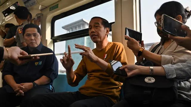 Presiden Jokowi Jajal LRT