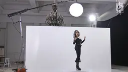 Penyanyi Reza Artamevia saat melakukan syuting video klip yang berjudul Selalu Ada di kawasan Kemang, Jakarta, Jumat (27/10). Lagu ini bercerita tentang perjalanan hidup semua orang, yang juga dialami sendiri Reza. (Liputan6.com/Herman Zakharia)