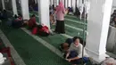 Sejumlah pasien RS Medika Permata Hijau saat dievakuasi di dalam Masjid Asy-Syukur, Jalan Kebayoran Lama, Jakarta, Minggu (30/10/2022). Sebanyak 27 pasien dievakuasi sebagai antisipasi dampak kebakaran yang terjadi kawasan pemukiman persis di belakang RS Medika Permata Hijau dan kembali ke RS sekitar pukul 14.30 WIB. (Liputan6.com/Helmi Fithriansyah)