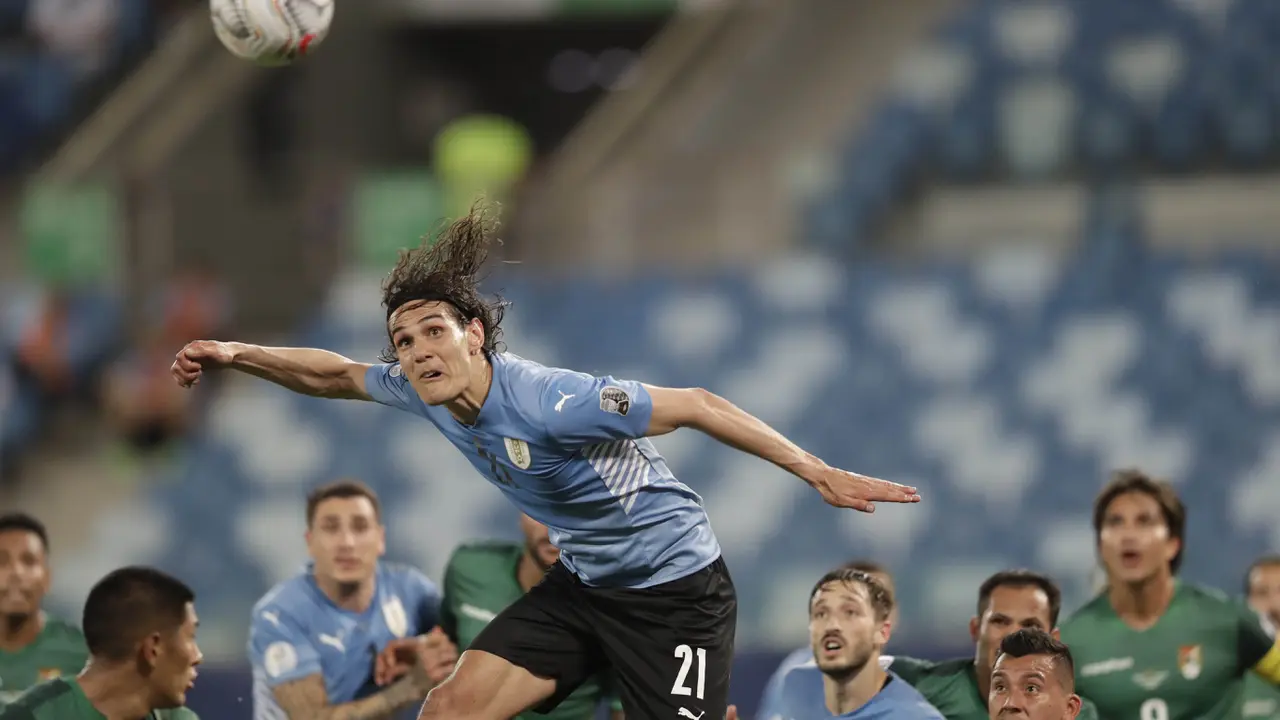 Foto Copa America 2021: Striker Manchester United Cetak Gol Bagi Kemenangan Perdana Timnas Uruguay saat Melawan Bolivia