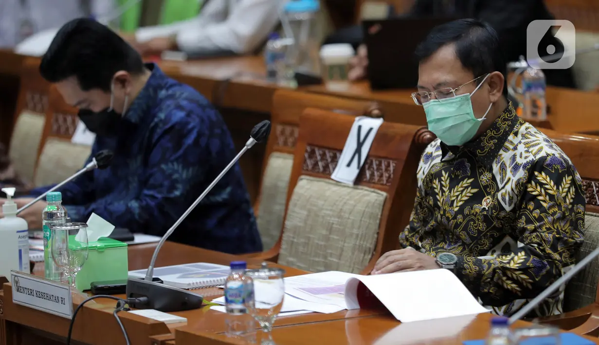 Menteri Kesehatan Terawan Agus Putranto (kanan) bersama Ketua Pelaksana Komite Penanganan COVID-19 dan Pemulihan Ekonomi Nasional Erick Thohir (kiri) saat rapat kerja dengan Komisi IX DPR di Kompleks Parlemen, Jakarta, Kamis (27/8/2020). (Liputan6.com/Johan Tallo)