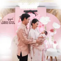 Pendiri Ruangguru Belva Devara dan sang istri Sabrina Anggraini baru saja menyambut anak pertama mereka. Menyelenggarakan acara Tasyakuran Aqiqah, keduanya tampil kompak dan manis bersama dalam nuansa serba pink. [Foto: Instagram/sabrinaanggraini]