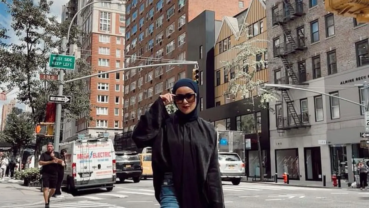 6 Potret Street Style Olla Ramlan di New York, Curi Perhatian Tenteng Tas Rp812 Juta