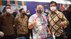 Menteri Kesehatan, Budi Gunadi Sadikin dan warga acungkan ibu jari ketika vaksinasi untuk Lansia di Lippo Mall Puri, Jakarta, Selasa (9/3/2021). Lippo Malls, Siloam Hospitals Group dan Kemenkes gelar vaksin lansia dengan merealisasikan target nasional 1 juta vaksinasi per hari. (Liputan6.com/Pool)