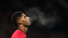 Striker Manchester United, Marcus Rashford, tampak kecewa usai ditahan imbang Aston Villa pada laga Premier League di Stadion Old Trafford, Manchester, Minggu (1/12). Kedua klub bermain imbang 2-2. (AFP/Oli Scarff)