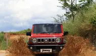 Suzuki Jimny 5 pintu saat melewati kubangan air. (SIS)