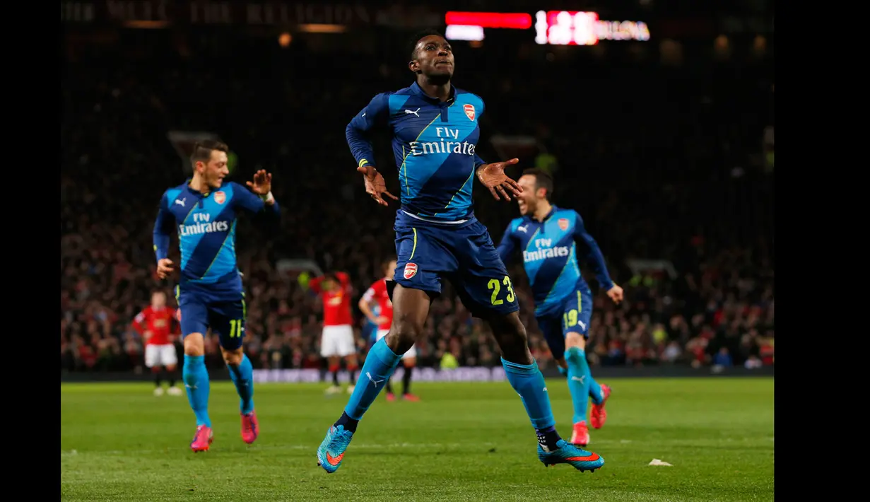 Penyerang Arsenal, Danny Welbeck merayakan selebrasi usai mencetak gol ke gawang Manchester United saat laga perempat final Piala FA di Stadion Old Trafford, Inggris (10/3/2015). Arsenal Menang 2-1 atas Manchester United.(Reuters/Jason Cairnduff )