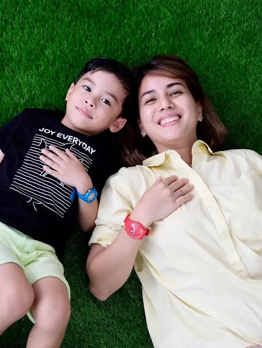 Keesokan harinya, Tya pun merasakan demam dan tubuhnya menggigil. Akhirnya ia memutuskan untuk memeriksakan diri ke UGD dan hasilnya pun menunjukan kalau Tya juga mengidap DBD. (Instagram/tya_ariestya)